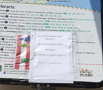 Cartell informa de la suspensió del servei del trenet turístic